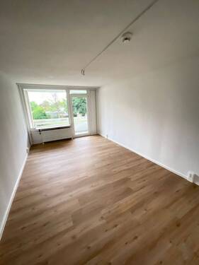 Wohnzimmer - Schöne sanierte 2 zimmer Wohnung im Erdgeschoss.