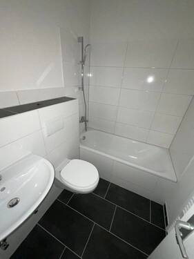 Bad mit Badewanne - Etagenwohnung mit 61,30 m&sup2; in Kiel zur Miete
