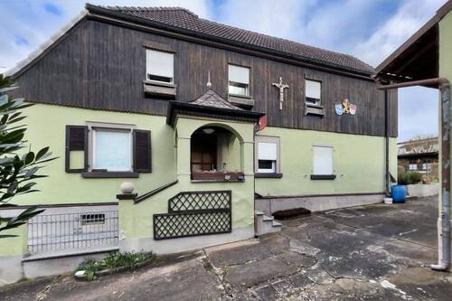 Hofansicht mit überdachtem Eingangsbereich - 7 Zimmer Einfamilienhaus in Grettstadt