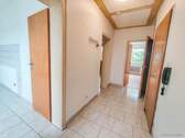 Eingangsflur - 5 Zimmer Etagenwohnung in Hameln / Hastenbeck