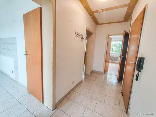 Eingangsflur - 5 Zimmer Etagenwohnung in Hameln / Hastenbeck