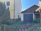 Frontseite mit Garage - 