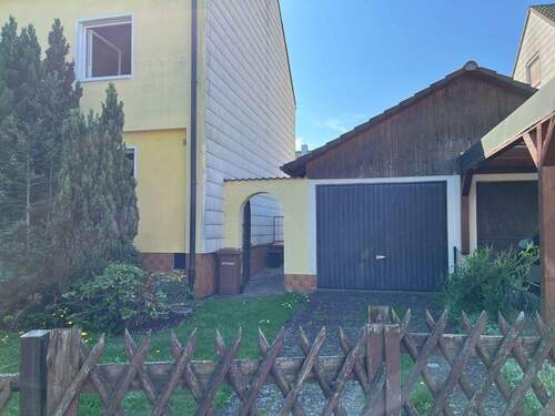 Frontseite mit Garage - 