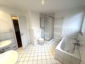 Bad mit Wanne und Fenster - 