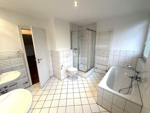Bad mit Wanne und Fenster - 