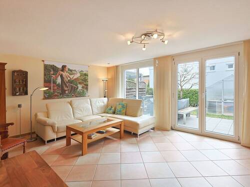 Gemütlicher Wohnbereich mit großer Fensterfront und Terrassenzugang - 5 Zimmer Doppelhaushälfte zum Kaufen in Ludwigsburg