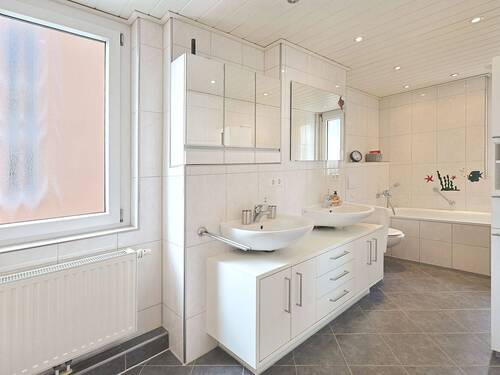 Großzügiges Tageslichtbadezimmer mit Duschnische, Badewanne und Doppelwaschbecken - 5 Zimmer Doppelhaushälfte in Ludwigsburg