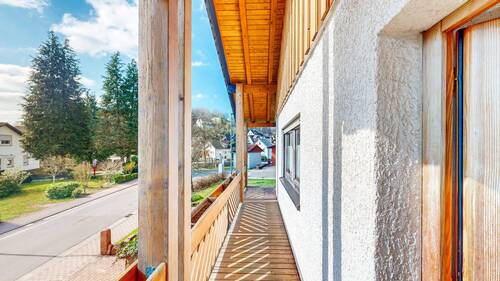 Balkon vor dem Haus zur Straßenseite - 