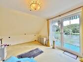 Schlafzimmer 1mit Zugang auf den Balkon - 