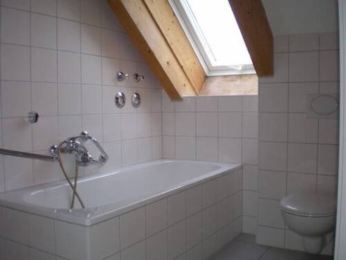 Bad mit Wanne - Etagenwohnung mit 23,00 m&sup2; in Regenstauf zur Miete