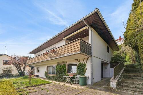 Niedernhausen-Engenhahn Hausansicht - Geräumiges Einfamilienhaus mit Einliegerwohnung mit Traumblick in Niedernhausen-Engenhahn