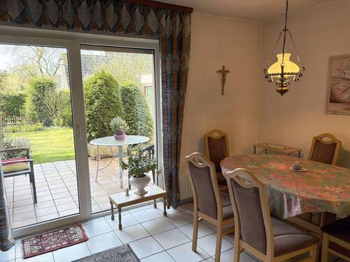 Essplatz mit Blick in den Garten - 