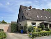 Blick von der Straße aufs Haus - Doppelhaushälfte mit Garten, Garage und überdachter Terrasse in Salzgitter-Hallendorf