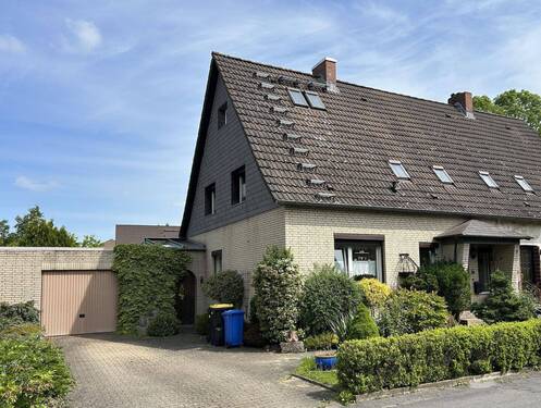 Blick von der Straße aufs Haus - Doppelhaushälfte mit Garten, Garage und überdachter Terrasse in Salzgitter-Hallendorf
