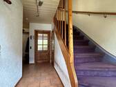 Flur mit Treppe ins DG - 4 Zimmer Doppelhaushälfte zum Kaufen in Salzgitter