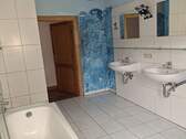 Bad mit Wanne - 
