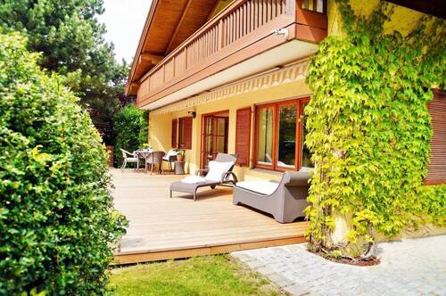 Blick vom Garten auf die Terrasse - 7 Zimmer Einfamilienhaus in Breitbrunn am Chiemsee
