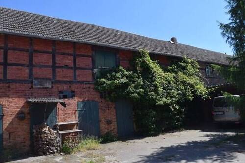 Stallgebäude und Carport - 
