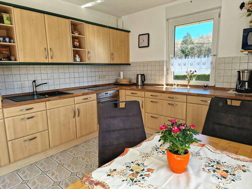 großzügige helle Küche - 