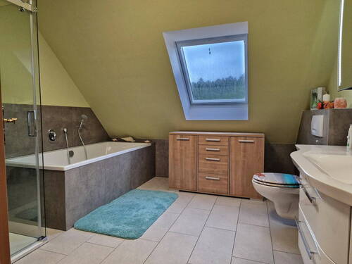 Wannenbad mit großer Dusche - 