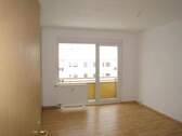 Wohnzimmer mit Balkon (Beispiel) - 3 Zimmer Etagenwohnung in Weißenfels