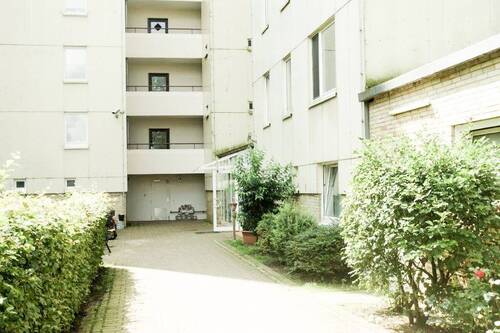 Hauszugang - 2 Zimmer Etagenwohnung zum Kaufen in Pinneberg-Waldenau