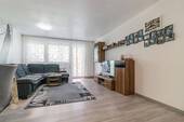 Wohnzimmer - Großzügige Erdgeschosswohnung mit Wintergarten und Gartenanteil
