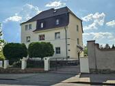 Straßenansicht - Mal kurz zu Fuß ins Theater, Kino, Schwimmbad, Restaurant oder zum Einkaufen!! Saniertes Wohnhaus in guter Innenstadtlage mit Kamin, Garage und Garten