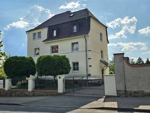 Straßenansicht - Mal kurz zu Fuß ins Theater, Kino, Schwimmbad, Restaurant oder zum Einkaufen!! Saniertes Wohnhaus in guter Innenstadtlage mit Kamin, Garage und Garten