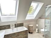 Bad mit Wanne und Dusche - 