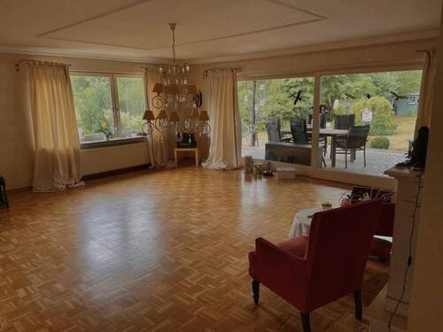 Wohnzimmer mit Blick auf die Terrasse - 