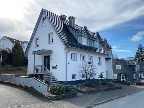 Straßenansicht mit Eingangsbereich - 