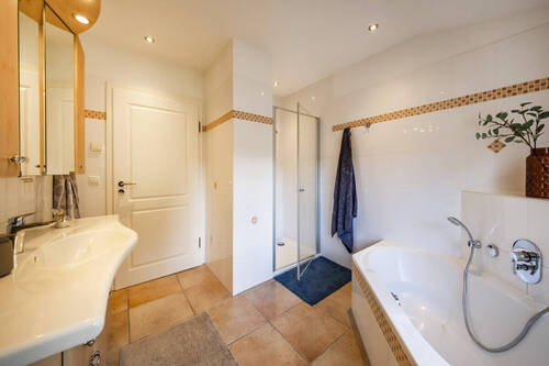 Vollbad im Obergeschoss - 