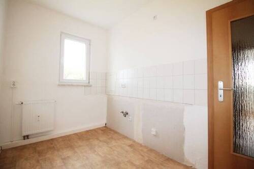 Küche mit Fenster und Fliesenspiegel - 