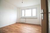 Wohnzimmer mit hochwertigem Fußbodenbelag - Kleine 2-Raum-Wohnung mit Blick auf Felder & Wälder