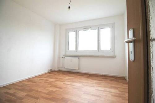 Wohnzimmer mit hochwertigem Fußbodenbelag - Kleine 2-Raum-Wohnung mit Blick auf Felder & Wälder