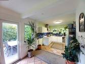 Offene Küche mit Zugang zur seitlichen Terrasse - 