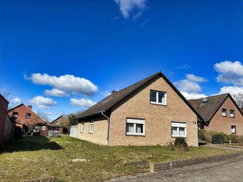 Vorderansicht - größeres Wohnhaus in beliebter Wohnlage