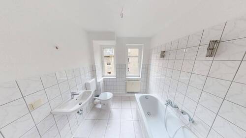 Bad mit Wanne - 2 Zimmer Etagenwohnung zur Miete in Chemnitz