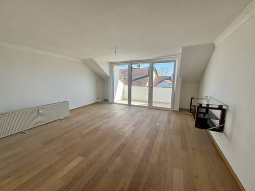 Wohnzimmer / Balkon - 3,5-Zimmer-Dachgeschosswohnung mit neuem Balkon, 2 Stellplätzen & schöner Aussicht