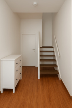 Treppe zum Schalfzi u.Bad - 2 Zimmer Terrassenwohnung in Heidenau