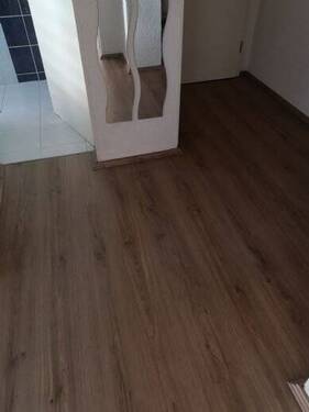 hochw. Laminatfußboden im Flur einer Wohnung - 