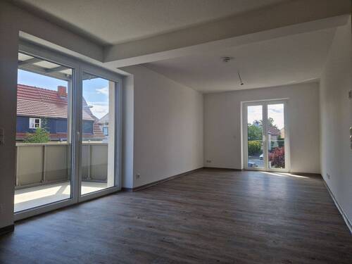Wohnzimmer - Musterfoto - Erstbezug: Bezugsfertig sanierte 3-Raum-Wohnung mit Balkon