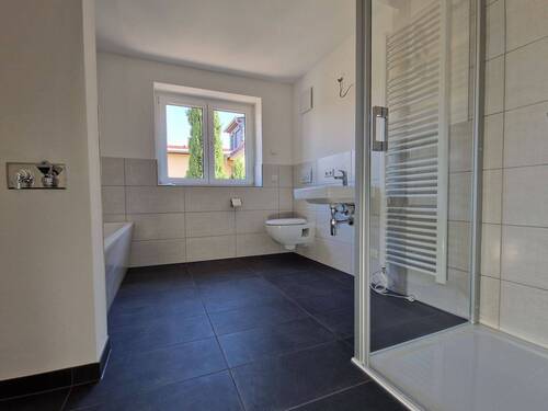 Bad mit Wanne und Dusche - Musterfoto - 3 Zimmer Etagenwohnung zur Miete in Großenhain