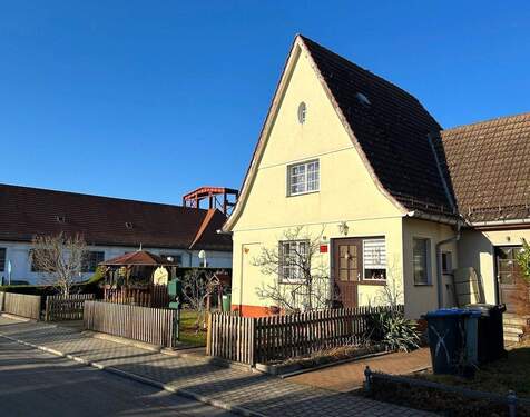 Straßenansicht links - 3 Zimmer Mehrfamilienhaus, Wohnhaus in Gräfenhainichen