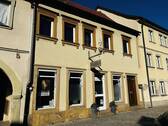 Südansicht von der Hauptstraße - 3 Zimmer Mehrfamilienhaus, Wohnhaus zum Kaufen in Haßfurt