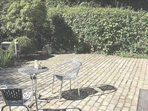 Südterrasse mit Naturpflaster - 7 Zimmer Reihenendhaus in Hamburg