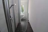 Beispiel Bad mit Dusche - Die Natur ruft...helle 2-RW mit bodengleicher Dusche u. Balkon auf dem Seilerberg!!!