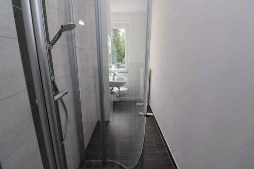 Beispiel Bad mit Dusche - Die Natur ruft...helle 2-RW mit bodengleicher Dusche u. Balkon auf dem Seilerberg!!!