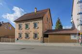 Straßenansicht - Viel Platz! Solides Wohnhaus mit Nebengebäuden